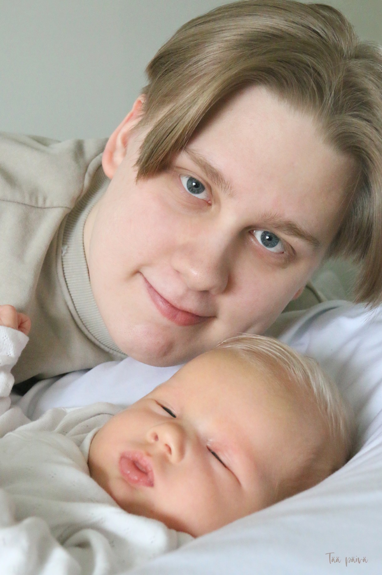 Nuori mies ja nukkuva vastasyntynyt